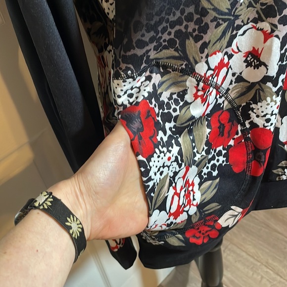 Beautiful long sleeve top with pockets. - Picture 2 of 4